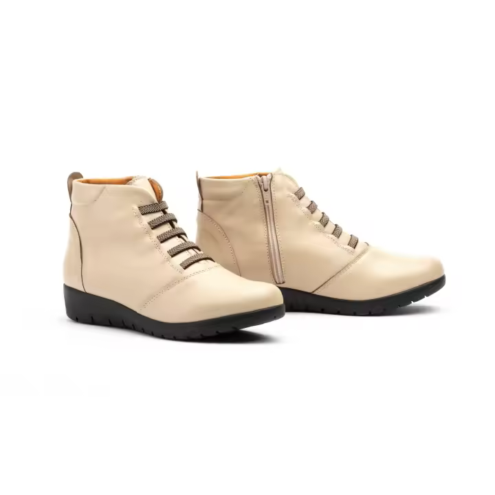 FX-9502 Beige  Hecho en España Botín Mujer Piel Beige Cordones Elásticos Cremallera Cuña Numeración: 35-41 Marca: JAM Encuentra el equilibrio perfecto entre sofisticación y confort con nuestros botines beige con cuña de 3 cm. Confeccionados - 1