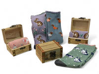 Calcetines de mujer estampados en cofre de madera de regalo - 3 Pares surtidos en baúl de madera para regalos originales en cumpleaños, amigo invisible, Navidad y aniversarios. - details 2