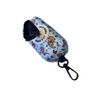 Porta bolsas para bolsas de excrementos de mascota. Con apertura de goma para sacar las bolsas una  a una y cremallera trasera para introducir el recambio. Incluye un recambio de bolsas de regalo. Marca Lila Dogs - details 0