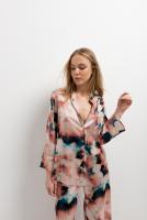 PuntoSalao Camisa estampada tie dye para mujer Esta Blusa es una prenda cómoda, ligera y versátil, que se adapta a tu silueta y te aporta un toque de elegancia y estilo - details 0