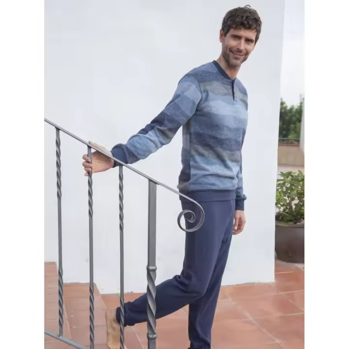 Muslher. Pijama Invierno Hombre Cuello Abierto de Muslher. 235624. Pijama hombre invierno Muslher. Colección otoño invierno.  Jersey punto milano en tonos azules. Cuello abierto tapeta con cierre de botones.  Pantalón en punto milano azul marino con puños - 1