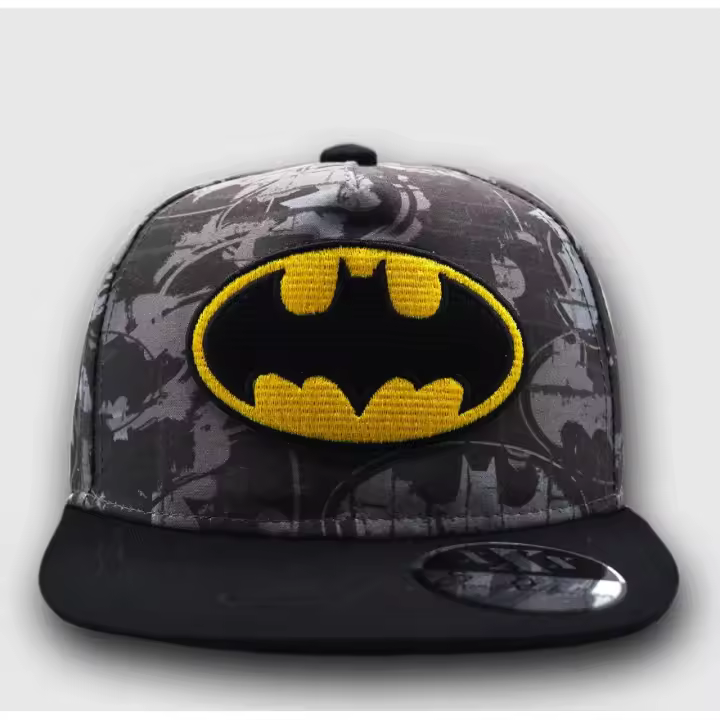 Gorra Hip Hop de BATMAN. Visera plana. Unisex.  Escudo bordado, 100% algodón, visera negra, cierre ajustable. 54 cms. - 1