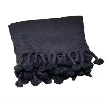 Manta Vinicius decorativa con pompones de algodón 125x170 cm  color gris oscuro de la marca Origen - 1