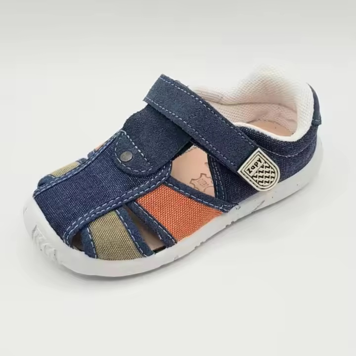 Sandalias cerradas tejido vaquero combinadas Zapy, suela antideslizante y flexible, cierre de velcro, planta extraíble de cuero - Comodidad y estilo en sandalias cerradas de tejido vaquero Zapy. - 1