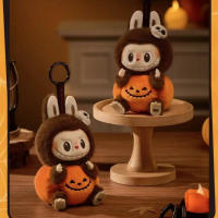 Figura de vinilo Labubu - Halloween 'Fiesta de Calabazas' Llavero/colgante para mochila o keyset (Altura 15 cm) - details 0