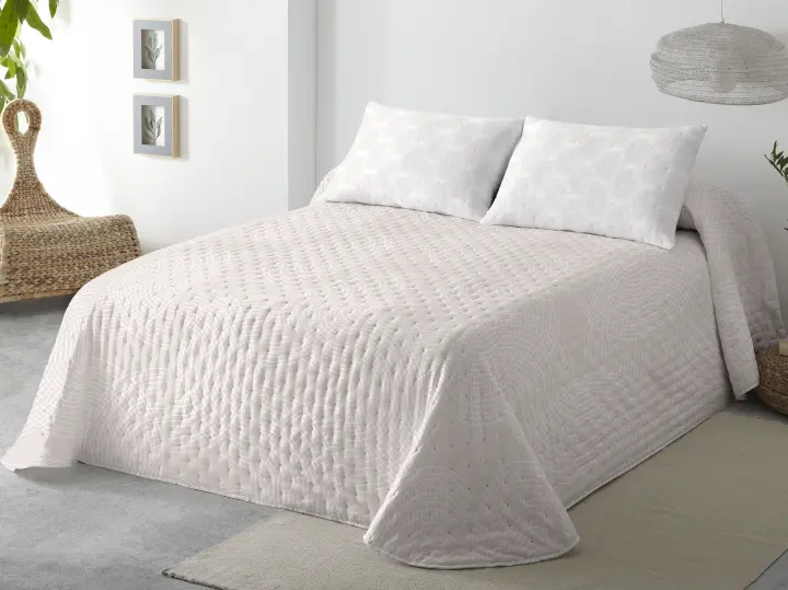Plusdescanso- Colcha de Microfibra Reversible Naia Beig con funda/s de almohada - Tacto muy suave y agradable. Elegancia para tu cama al mejor precio. Hipoalergénica y termosellada. - 1