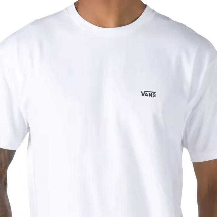 Camiseta Blanca Vans Left Chest Logo Tee White/Black Estilo Casual Y Cotidiano - 1
