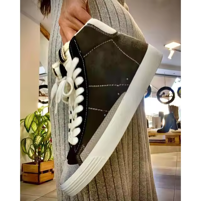 Zapatilla negra marca Corina de bota de mujer cordones - 1