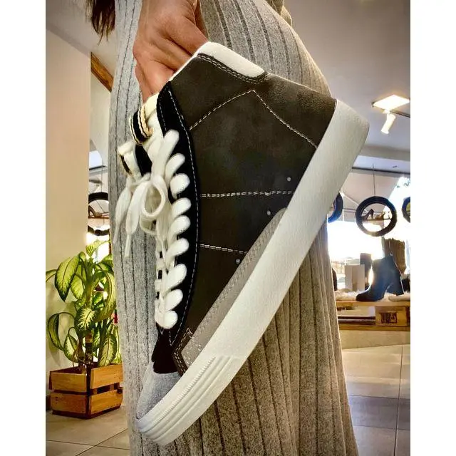 Zapatilla negra marca Corina de bota de mujer cordones - 1