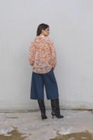Emarola & Co - Camisa Jarde para Mujer de corte femenino y luminoso estampado, diseño atemporal y versátil en 100% poliéster, perfecta para ocasiones informales y estilo urbano chic - details 1