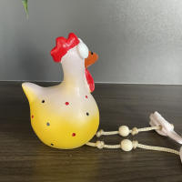 Estatuilla decorativa de gallina divertida con ojos grandes y patas colgantes, adorno de jardín exterior para exteriores o interior. - details 6