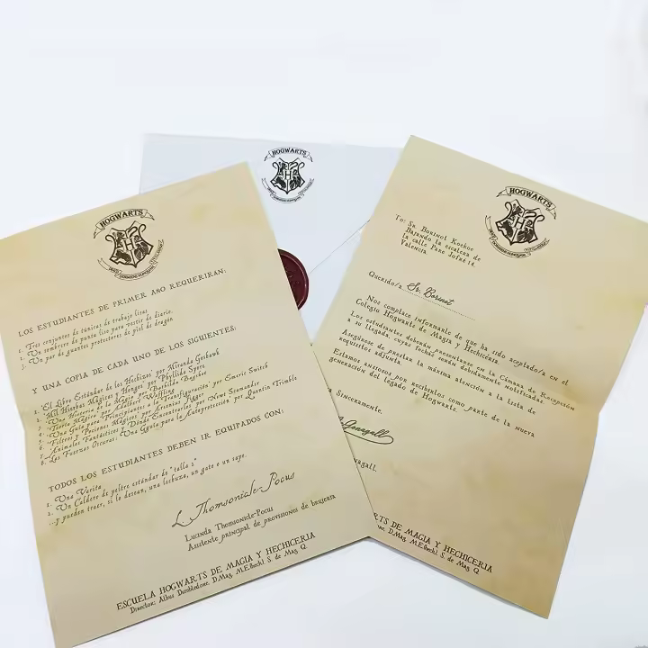 AKARURE Carta Aceptación Escuela de Magia Personalizada en Español con Lista de Materiales - 1