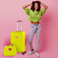 Maleta Mediana con Neceser a juego Agatha Ruiz de la Prada –  Verde Pistacho con Relieve Troquelado, RPO Ultraligero, Ruedas 360° y Candado TSA -  Colección Iconic - details 0