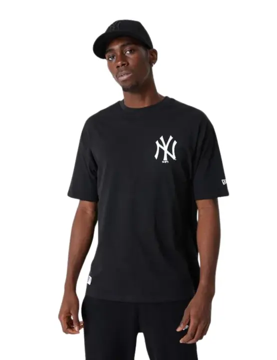 MLB ESSENTLS LC OS TEE NEYYAN BLKWHI: Camiseta MLB Essential New York Yankees, en blanco y negro. Un diseño clásico y elegante para los seguidores de los Yankees, ideal para un look casual, deportivo y cómodo. ✅ Entrega 24/72h a España (península). - 1