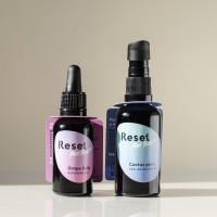 Reset Free Beauty. Poker Face SET PARA BARBAS Y PIELES SECAS, SENSIBLES Y CASTIGADAS. APORTA NUTRICIÓN, LUMINOSIDAD Y MEJORA LAS ARRUGUITAS. Grape Kelly. Aceite reparador que regenera el rostro y nutre la barba + Cactus Perry. Crema rejuvenecedora. - details 1