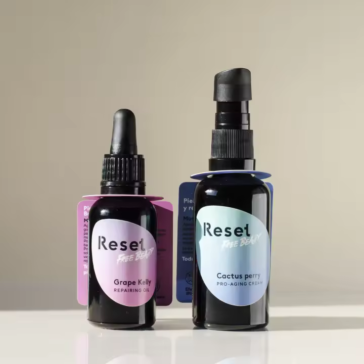 Reset Free Beauty. Poker Face SET PARA BARBAS Y PIELES SECAS, SENSIBLES Y CASTIGADAS. APORTA NUTRICIÓN, LUMINOSIDAD Y MEJORA LAS ARRUGUITAS. Grape Kelly. Aceite reparador que regenera el rostro y nutre la barba + Cactus Perry. Crema rejuvenecedora. - 1