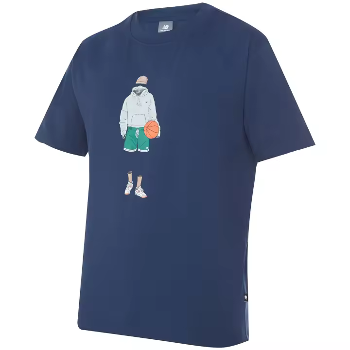 Camiseta New Balance modelo Athletics Relaxed Basketball T-Shirt en color Nb Navy (428) - 1