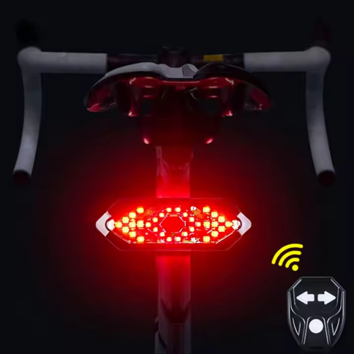 Luz Trasera LED con Intermitentes para Bicicletas y Patinetes Eléctricos NK - Inclinación Ajustable, Impermeable, Carga USB 750mAh, 5 Modos Diferentes, Máxima Seguridad y Potencia (Control Remoto) - 1