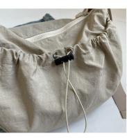 Bolso De Hombro De Nylon Nueva Diseño En Niche Color Sólido Con Pliegues Bolso Cruzado Versátil Para Uso Casual En Clase Y Comuting - details 5