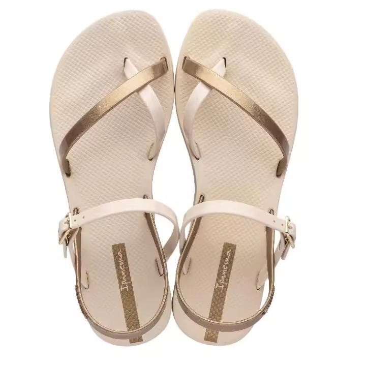 PISCINA IPANEMA 82842 FASHION SAND VIII FEM Chanca de mujer tipo sandalia con tiras en color beige y oro. Cierre mediante hebilla. Fabricada en materiales reciclados. Chanclas veganas. CALZA PEQUEÑO. - 1