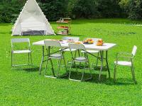 mesa plegable en jardín