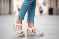 9988 Platino  Hecho en España Sandalias Mujer Piel Platino y blanco Láser Cuña Numeración: 35-41 Marca: JAM Color: Platino sandalia piel con cuña planta de gel cierre de velcro para mayor comodidad ideales para tus dias de verano - details 8