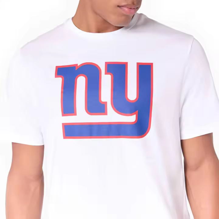 NOS NFL REGULAR TEE NEYGIA WHI: Camiseta NFL Regular New York Giants, en blanco. Perfecta para los seguidores que buscan una camiseta cómoda y con el estilo de su equipo. ✅ Entrega 24/72h a España (península) - 1