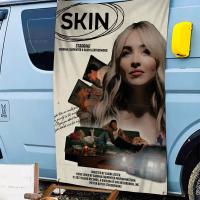 Bandeera De Cumpleaños Con Diseño De Banderas Grande De Sabrina Carpenter Decoración Interesante Para Fiesta De Cumpleaños Banner De Poliéster Tamaño Variado - details 12