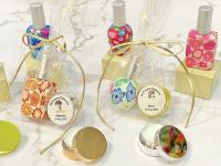bálsamo de labios aroma vainilla y atomizador de cristal en bolsa de regalo con lazo y pegatina personalizada de comuniones regalos originales para invitados de comunión personalizados detalles para invitadas de comuniones - details 7