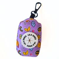 Porta bolsas para bolsas de excrementos de mascota. Con apertura de goma para sacar las bolsas una a una y cremallera trasera para introducir el recambio. Incluye un recambio de bolsas de regalo. Marca Lila Dogs - details 0