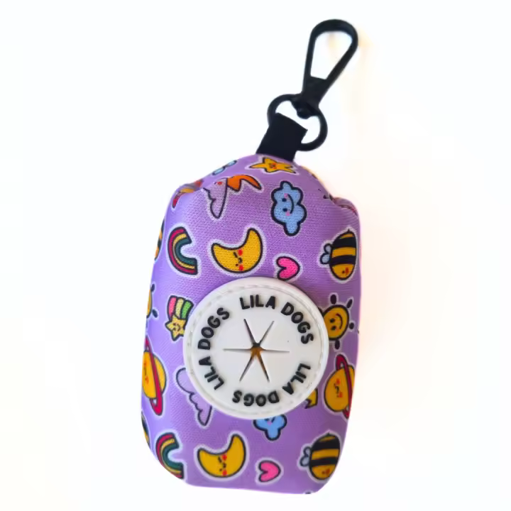 Porta bolsas para bolsas de excrementos de mascota. Con apertura de goma para sacar las bolsas una a una y cremallera trasera para introducir el recambio. Incluye un recambio de bolsas de regalo. Marca Lila Dogs - 1