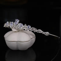 Diadema De Boda En Plata Con Zirconia Y Cristales Adorno De Cabeza De Moda Para Mujeres Cumpleaños Y Fiestas Accesorio De Cabello Con Rhinestones - details 5