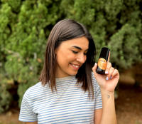 Crema protector solar SPF50+. Protege, regula y matifíca. Crema solar facial muy fluida, no grasa y de rápida absorción con protección muy alta. SPF50+ de amplio espectro frente UVB, UVA, IR, HEV (luz azul) y polución. - PIÑA TURNER -RFB RESET FREE BEAUTY - details 1