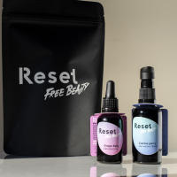 Reset Free Beauty. Poker Face SET PARA BARBAS Y PIELES SECAS, SENSIBLES Y CASTIGADAS. APORTA NUTRICIÓN, LUMINOSIDAD Y MEJORA LAS ARRUGUITAS. Grape Kelly. Aceite reparador que regenera el rostro y nutre la barba + Cactus Perry. Crema rejuvenecedora. - details 0