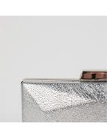 Bolso de mano clutch bodas eventos en polipiel con textura y color metalizado plata - details 3