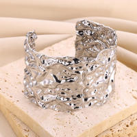 Pulsera Abierta Geométrica Vintage Para Mujer En Acero Inoxidable Color Oro Joven Y Elegante Joyería Clásica Regalo Ideal - details 7