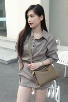 Bolso De Hombro Para Mujer En Cuero Genuino Negro Diseñador Lujo Con Correa Ancha De Cuero Calfornia Bolso De Cojín Gris Eboni Gris - details 8