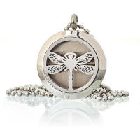 Viva Esencia – Collar colgante de bisutería elegante con medallón grabado y compartimento interior | Diseño original tipo relicario vintage para looks bohemios o espirituales | Ideal como regalo artesanal y decorativo - details 2