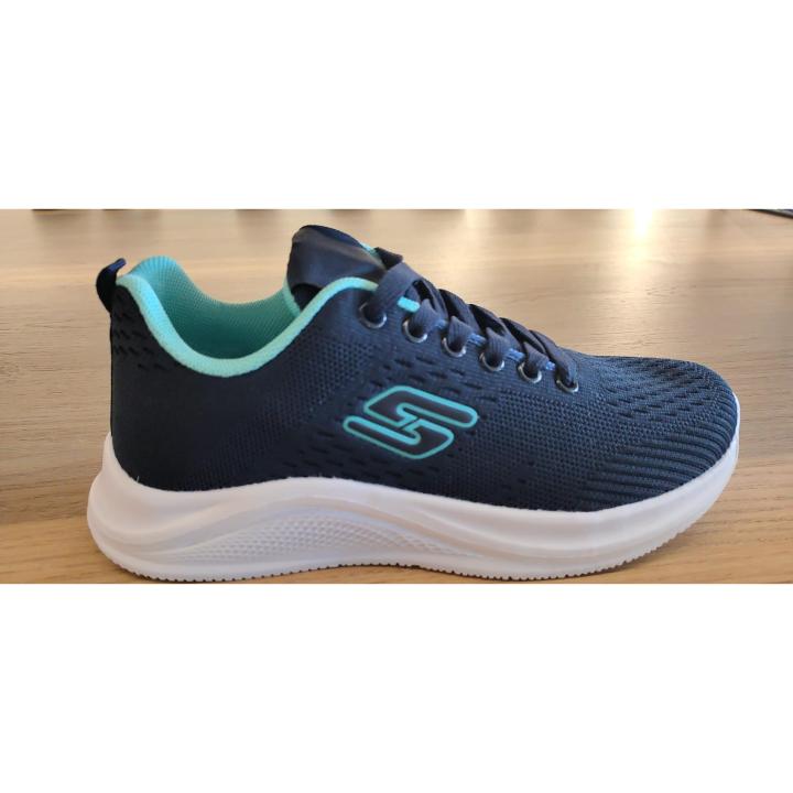 Deportiva El Modelo 101 de la marca PERVERSA es una zapatilla deportiva muy versátil y cómoda para mujer. Viene en un hermoso color gris-azul con detalles en azul, rosa y negro, y su suela es beige-azul, rosa y negro, además de ser completamente blanca.