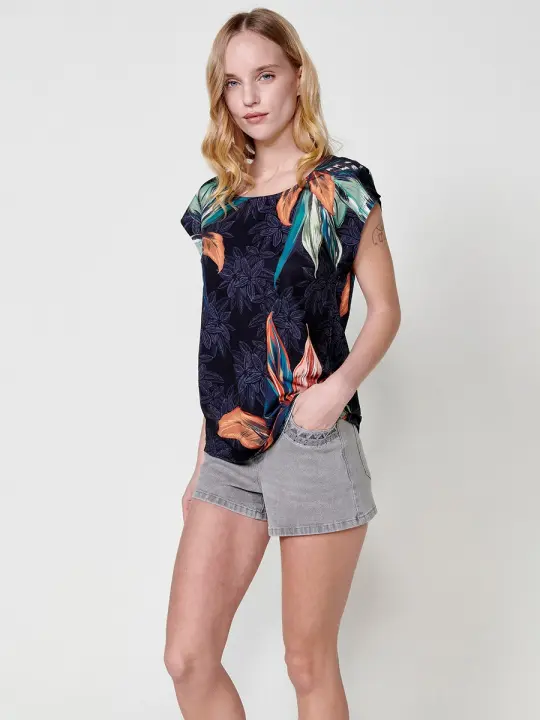 Koroshi Camiseta de manga corta y cuello redondo con tejido elástico y estampado de flores grandes con placa metálica con logo Koröshi en el frontal para mujer de color negro - 1