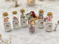 Lote de 10 marcasitios de cristal con flores secas y preservadas - Regalos para invitados invitados de comunión - details 1