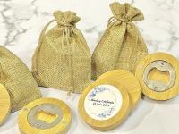 abridor de bambu magnetico personalizado con bolsa de yute detalles para invitados de boda originales regalos originales para boda comuniones bautizo aniversarios cumpleaños detalles originales para invitados - details 3