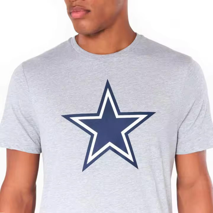 NOS NFL REGULAR TEE DALCOW HGR: Camiseta NFL Regular Dallas Cowboys, en gris. Ideal para los fanáticos que buscan una camiseta cómoda y deportiva para mostrar su apoyo. ✅ Entrega 24/72h a España (península) - 1