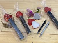 Lote de 10/15 bálsamo de labios en forma de corazón con espejo y bolígrafo de aluminio Antonio Miró en bolsa de regalo - Regalos para invitados de Boda, Comuniones, Bautizos, aniversarios, cumpleaños - details 4