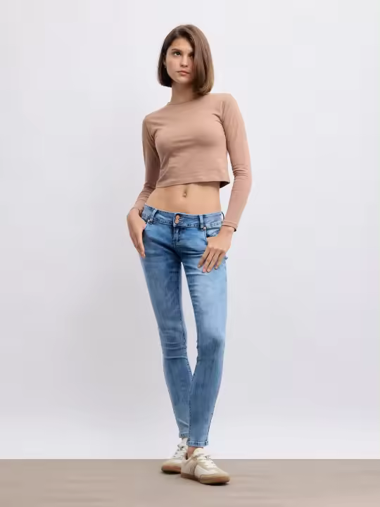 Jeans super skinny de tiro bajo lavados, en color azul medio, con cierre de doble botón y cremallera INSIDE - 1