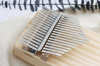 Kalimba Piano De Uso Portátil Con 17 Teclas De Madera De Spruce Para Principiantes Y Adultos Regalo Ideal Con Martillo De Ajuste - details 4