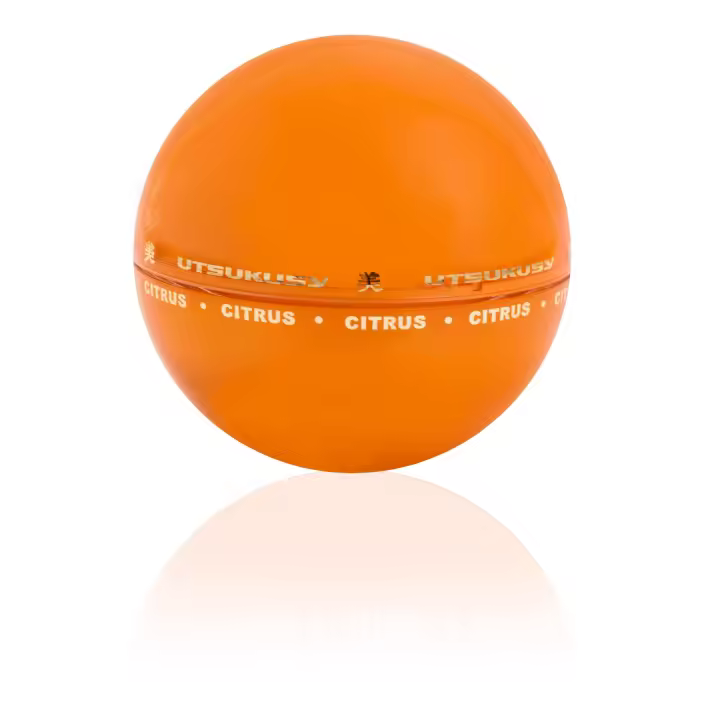 Crema multivitaminas, 50ml de Utsukusy. Es un tratamiento completo para combatir los signos del envejecimiento, las manchas y la flacidez. Su fórmula rica en activos clave y su SPF 20 la convierten en una crema ideal para todo tipo de pieles. - 1