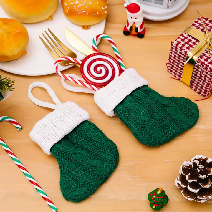 2pcs Mini Calcetines De Navidad Verde Rojo Tejidos Porta Knive Y Fork Adorno De Árbol De Navidad Colgante Para La Mesa Del Hogar Decoración De Año Nuevo - 1