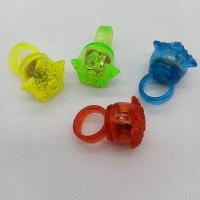 Anillo Luminoso De Fresa Para Niños Juguete De Luz LED Fluorescente Anillo De Dedo Brillo Juguete Infantil Visible En La Oscuridad Tamaño 4.5*3.5cm Peso 10g - details 4