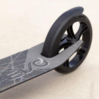 EVO - Patinete 2 ruedas, negro, medidas 86x39x91-96 cm, altura regulable, peso máximo soportado 100 kg, freno trasero, soporte lateral, base y manillar antideslizantes, juguetes niños +8 años, juguetes aire libre, juegos exterior - details 5